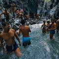 000027 Touristes dans les gorges de l'Alcantara (Sicile, Italie). Ce canyon taill  mme les coules de basalte de l'Etna, accueille l't, des touristes en maillots de bain, parfois chausss de cuissardes.