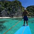 000043 Arrive sur l'lle de Coron Island (Calamian Group, Philippines) avec au premier plan un trimaran (outrigger boat utilis par les pcheur locaux). Ciel bleu et eau limpide avec une plage de sable compos de petits morceaux de coraux le tout surplomb par une imposante falaise de calcaire. Filtre polarisant.