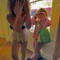 000045 Deux fillettes jouant dans un appartement parisien. La plus grande porte un tutu de dance, la plus petite un sac  main. Posture amusante des modles.