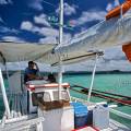 000047 Trimaran (outrigger boat utilis par les pcheurs locaux) dans l'archipel des Calamian (Palawan, Calamian Group, Philippines). Personnage avec une casquette  l'ombre de l'auvent du bateau. Filtre polarisant.
