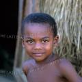000060 Portrait d'un jeune garon de l'ethnie Sakalava (Belo Tsiribihina, Madagascar).