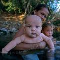 000066 Une mre philippine se baigne avec ses deux enfants mtisss dans la source d'eau chaude de Makinit Hot Spring prs de Coron (Busuanga Island, Calamian Group, Philippines).