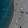 000070 La Grande Plage de Galets (Konyaalti Plaji)  Antalya (Turquie). Cette plage situe en centre ville est toujours trs frquente. Filtre polarisant.