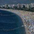 000071 La Grande Plage de Galets (Konyaalti Plaji)  Antalya (Turquie). Cette plage situe en centre ville est toujours trs frquente. Filtre polarisant.