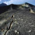 000085 L'un des quatre cratres sommitaux de l'Etna (Sicile, Italie) : le cratre sud-est aprs l'ruption de 2002. En arrire-plan, la Sicile apparat dans la brume. Ce cratre sud-est se trouve prs de l'ancien refuge Torre del Filosofo, dtruit lors de cette ruption de 2002.