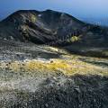 000086 L'un des quatre cratres sommitaux de l'Etna (Sicile, Italie) : le cratre sud-est aprs l'ruption de 2002. En arrire-plan, la Sicile apparat dans la brume. Ce cratre sud-est se trouve prs de l'ancien refuge Torre del Filosofo, dtruit lors de cette ruption de 2002.