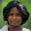 000096 Fillette sri lankaise brune de face avec le sourire. Rgion de Diyaluma.