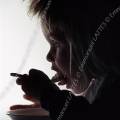 000097 Fillette  table, dgustant son repas du soir, en contre jour.