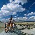 000110 Dans un dcor grandiose au coeur d'un plateau de tuf volcanique, pose photo pour un groupe de randonneurs. En arrire plan, chemines de fe (environs de Zelve, Cappadoce,Turquie). Filtre polarisant.
