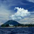 000116 Arrive par la mer sur l'le de Bunaken (Sulawesi, Indonsie). Une imposante glise au toit de tle trne non loin du rivage. L'le de Bunaken est ceinture d'une barrire de corail qui fait d'elle l'un des plus beaux sites de plonge sous-marine au monde. (filtre polarisant)