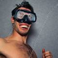 000123 Comdien fier et enjou avec masque de plonge sous-marine et dentier. Eclairage de studio.