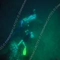 000128 Plonge sous-marine au narguil en eau douce dans la carrire du pont des Piles (36270 Eguzon Chantme, France). Dans cette carrire abandonne la nappe phratique a envahi tout le site d'une eau limpide. Deux plongeurs sous-marins voluent dans le fond de la carrire aux environs de vingt mtres de profondeur dans une eau sombre et glauque.