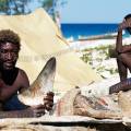 000163 Pcheur de requin et son fils (Morombe, Madagascar). L'homme exhibe un aileron qu'il fera scher au soleil avant de le vendre  des grossistes chinois.
