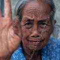 000168 Vieille femme indonsienne agace par le photographe (Yogyakarta, Java, Indonsie).