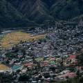 000170 Vue d'ensemble de la ville de Bontoc en janvier 2000 (Mountain Province, Central Cordillera, Luzon, Philippines). La plupart des habitations sont de petites maisons de tle ondule.