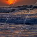 000171 Surfeur et soleil couchant  Hossegor (40150) (Landes (40), France). Photographie ralise en hiver, le soleil se cache derrire les Pyrnes.