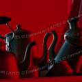 000192 Collection d'ustensiles en aluminium sur fond rouge.