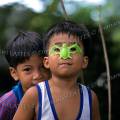 000214 Enfants s'amusant avec un masque en forme de chauve-souris (Manille, Luzon, Philippines).