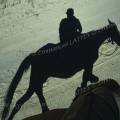 000227 Au coeur d'un plateau de tuf volcanique, balade  cheval (Equus caballus). Le cavalier photographie son ombre et celle du cheval sur le sol (Cappadoce, Turquie). Filtre polarisant.