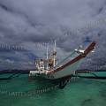 000275 Trimaran (outrigger boat utilis par les pcheurs locaux) dans l'archipel des Calamian (Palawan, Calamian Group, Philippines). Ciel d'orage et filtre polarisant.