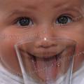 000277 Bb lchant un verre. Une bonne bouille plus un grand sourire !