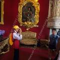 000293 Touriste asiatique dans le salon Louis XIV du chteau de Chenonceau (37150 Chenonceau, France). Au mur un tableau de Rigaud reprsentant Louis XIV avec un extraordinaire cadre par Lepautre.