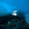 000317 Tunnel naturel sous le glacier Pastoruri qui culmine  5400 m. Le glacier recule de plusieurs mtres chaque anne en raison du rchauffement de la plante. Ce tunnel rsulte de la fonte du glacier (parc naturel de Huascarn, Ancash, Prou).