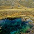 000326 Source d'eau limpide (laguna de Pumapashimi ) sur la route du glacier Pastoruri. Ces plateaux d'altitude appels puna, sont composs de gramines de plusieurs espces dont l'ichu (Stipa ichu) (parc naturel de Huascarn, Ancash, Prou). Filtre polarisant.
