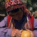 000366 Artisan pruvien gravant une coloquinte (Cucurbita sp)  Andahuaylillas ( Cuzco, Prou).