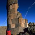 000369 Tombe funraire (chullpa) sur le site de Sillustani (altitude de 3900m) (Puno, Prou). Sillustani est un des sites les plus nigmatiques de la civilisation des Aymaras, ou Collas. La tombe photographie, dite du Lagarto (le Lzard), mesure 12 m de haut et 4,80 m de diamtre.
Filtre polarisant.
