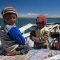 000370 Gamins sur une barque d'une le flottante sur le lac Titicaca (Puno, Prou). Los Uros sont une quarantaine d'les artificielles faites de roseaux totora (Scirpus Totora).