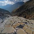 000372 Les Salines de Maras (3300m d'altitude) sont constitues de 4000 terrasses alimentes par une source sale (Cuzco, Prou). Filtre polarisant.