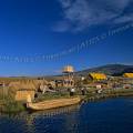000396 Ile flottante sur le lac Titicaca (Puno, Prou). Los Uros sont une quarantaine d'les artificielles faites de roseaux totora (Scirpus Totora). Filtre polarisant.