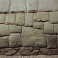 000407 Mur de pierres inca contenant la fameuse pierre  douze angles appele Hatun Rumiyoc (Cuzco, Prou). les murs incas sont composs de blocs de pierres parfaitement taills et assembls sans mortier.