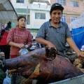 000413 Cochon (Sus scrofa domesticus) grill sur le march de Huaraz (Ancash, Prou).