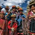 000419 Enfants pruviens posant pour la photo touristique en vue d'obtenir un pourboire (propina). Les filles ont dcor leur chapeau avec des fleurs de cantuta (Cantua buxifolia), la fleur nationale du Prou. Site archologique de Pisac (Cuzco, Prou). Filtre polarisant.