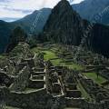 000422 Vue d'ensemble du Machu Picchu (2350 m d'altitude) (Cuzco, Prou). Ce site fut dcouvert en 1911 par l'archologue amricain Hiram Bingham. Le piton rocheux qui domine le site s'appelle le Huayna Picchu. Class patrimoine mondial de l'humanit par l'UNESCO. Filtre polarisant.