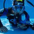 000453 Plongeur sous-marin en piscine (France). Essai d'un prototype de recycleur.
