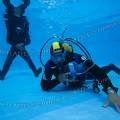 000455 Plongeurs sous-marin en piscine (France). Essai d'un prototype de recycleur sous la surveillance d'un autre plongeur.