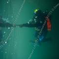 000471 Plonge sous-marine en eau douce dans la carrire du pont des Piles (36270 Eguzon Chantme). Le plongeur pointe du doigt la surface de l'eau. Orientation verticale volontairement insolite de l'image.