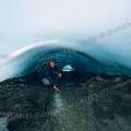 000491 Personnage dans un tunnel naturel sous le glacier Pastoruri (altitude 5400 m). Le glacier recule de plusieurs mtres chaque anne en raison du rchauffement de la plante. Ce petit cour d'eau  l'origine de ce tunnel rsulte de la fonte du glacier (parc naturel de Huascarn, Ancash, Prou).