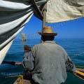 000504 Piroguier ramant dans sa pirogue  balanciers, sur l'ocan Indien (Madagascar). Filtre polarisant.