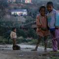 000507 Enfants  Fianarantsoa (Madagascar). L'un des gamins se concentre pour uriner devant ses camarades.