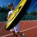 000512 Jeune garon jouant au tennis (France). Grand angle et filtre polarisant.