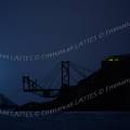 000520 Les les Ballestas de nuit dans la rserve nationale de Paracas (Ica, Prou). Ces les sont frquentes par des colonies de manchots, de ptrels, de cormorans et autres oiseaux aquatiques, producteurs de guano dont les gisements taient dj connus des Incas. Aujourd'hui encore le guano est exploit et embarqu dans les bateaux  partir de cette structure suspendue.