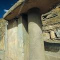 000529 Colonne monolithe grave sur le site archologique de Chavin de Huantar (Ancash, Prou).