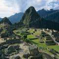 000541 Vue d'ensemble du Machu Picchu (2350 m d'altitude) (Cuzco, Prou). Ce site fut dcouvert en 1911 par l'archologue amricain Hiram Bingham. Le piton rocheux qui domine le site s'appelle le Huayna Picchu. Class patrimoine mondial de l'humanit par l'UNESCO. Filtre polarisant.