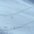 000554 Massif du Sancy en hiver (Puy-de-Dme (63), France). Deux randonneurs en ski de fond et un randonneur en raquettes parcourent de vastes tendues enneiges  proximit du col de la Croix Morand (1401 mtres d'altitude).