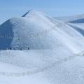 000557 Massif du Sancy en hiver (Puy-de-Dme (63), France). Trois randonneurs en raquettes parcourent de vastes tendues enneiges  proximit du col de la Croix Morand (1401 mtres d'altitude).