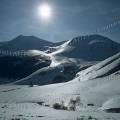 000558 Massif du Sancy en hiver (Puy-de-Dme (63), France). Image ralise  proximit du col de la Croix Morand (1401 mtres d'altitude). Le contre-jour fait apparatre des reflets sur la neige glace.